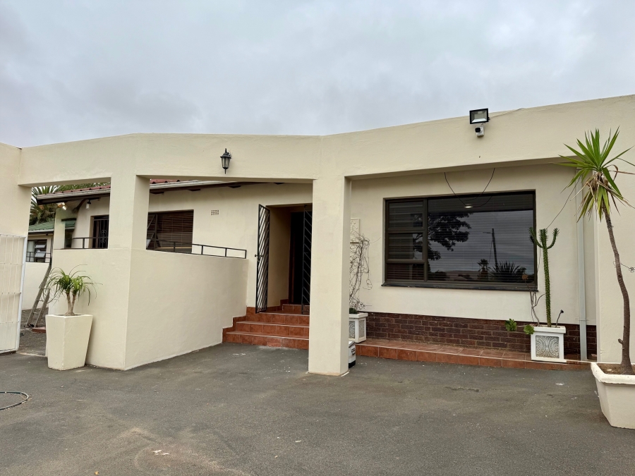 4 Bedroom Property for Sale in Bergzicht Western Cape